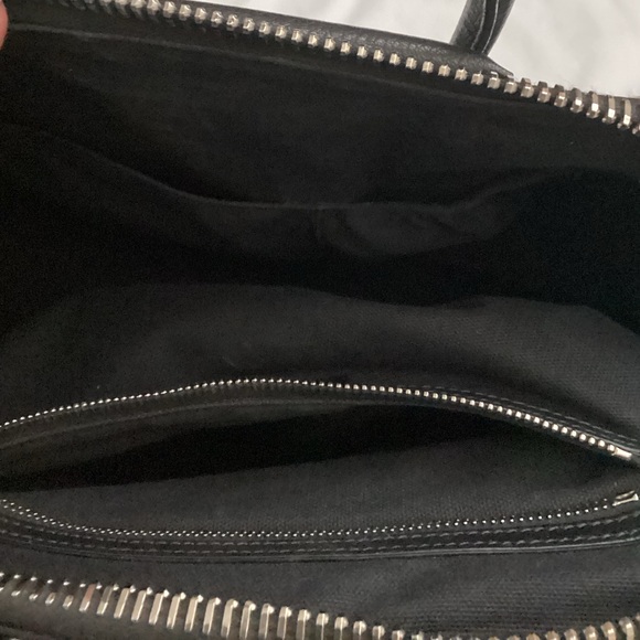 Givenchy
Antigona Medium Top Handle Bag in Grained Leather - Picture 14 of 15